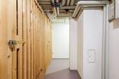 Kellerabteil mit Fenster - 