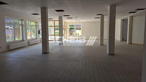 Fliesenboden - Halle mit Anlieferung und Stellplätzen