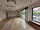 20250507_181641.jpg - Ladenlokal mit Schaufenster, Büro und Lagerräumen