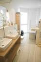 Tageslichtbad mit Wanne, Dusche, Waschbecken und WC - 