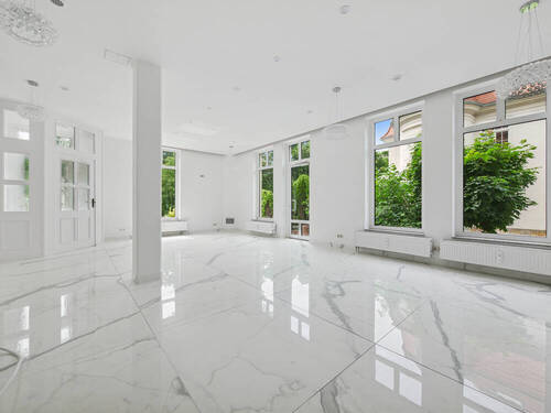 Gastraum a - Neustadt (Sa): Zentrales, kernsaniertes & top ausgestattetes Café mit 3 WCs, Profiküche & Terrasse!