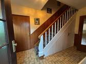 gut dimensionierter Flur mit Treppe in den Keller und ins Obergeschoss - 
