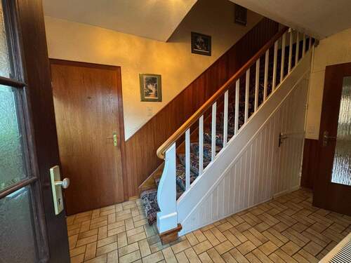 gut dimensionierter Flur mit Treppe in den Keller und ins Obergeschoss - 