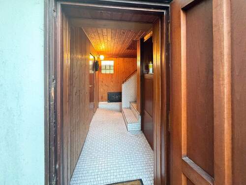 Zweiteingang links ins Haus - 