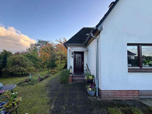 Im freistehenden Einfamilienhaus - 5 Zimmer Mehrfamilienhaus, Wohnhaus in Hamburg