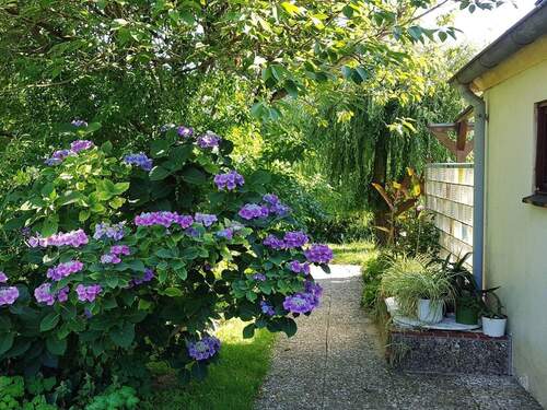 mit einem weitläufigem Garten - 