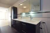 Doppelwascht. gr. Spiegelschrank mit Beleuchtung. - 