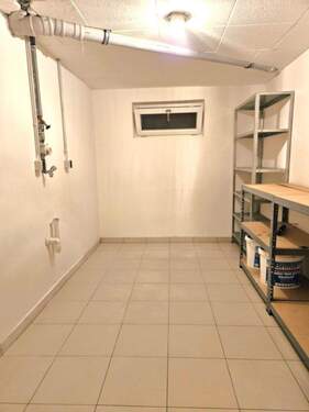 Kellerraum mit WM-Anschluss, Regale - 