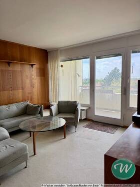 Wohnzimmer mit Zugang zum Süd-West-Balkon - 
