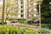 gepflegter Aufgang zu den Wohnungen - 3 Zimmer Etagenwohnung zum Kaufen in Berlin
