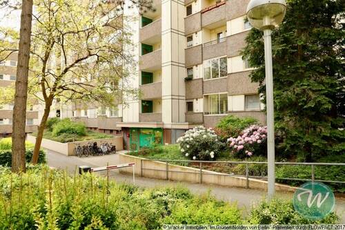gepflegter Aufgang zu den Wohnungen - 3 Zimmer Etagenwohnung zum Kaufen in Berlin
