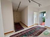 Flur mit Einsicht auf Bad und Zimmer - Weitwinkel - 