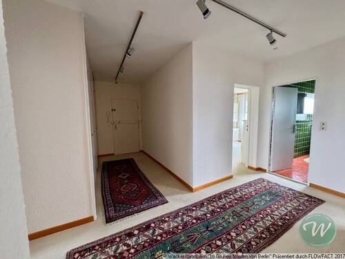 Flur mit Einsicht auf Bad und Zimmer - Weitwinkel - 
