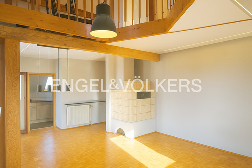 Wohn-/Essbereich im DG mit Kachelofen - 