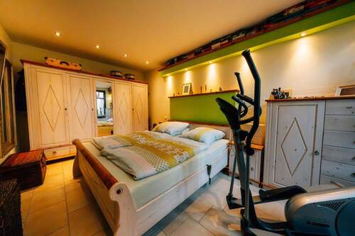 Schlafzimmer EG rechts - Mehrfamilienhaus, Wohnhaus mit 271,00 m&sup2; in Linnich / Ederen zum Kaufen