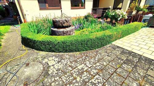Garten mit Brunnen - 