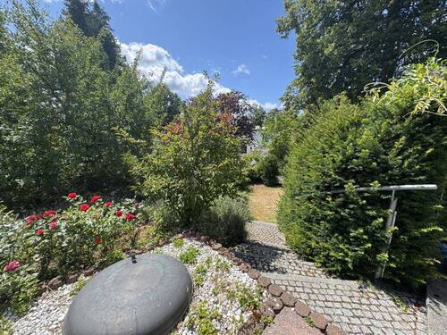 Blick in den Garten - Einfamilienhaus mit 238,00 m² in Schlangenbad zum Kaufen