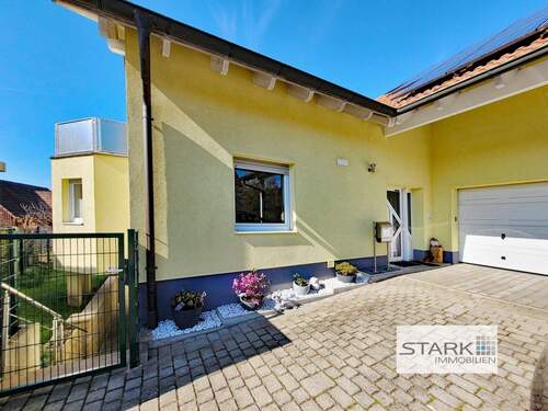 A Eingang und Garage.jpg - Zukunftssicher und energieeffizient: Attraktives Wohnhaus mit Garten, ELW und Doppelgarage