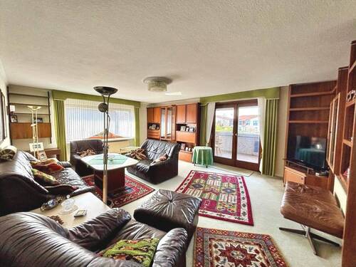 Wohnzimmer mit Zugang zur Veranda - 