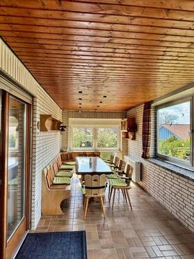 Veranda vom Wohnzimmer aus zu erreichen und mit direktem Zugang zum Garten - als Partyraum geeignet - 