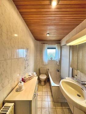 Badezimmer mit Badewanne im Erdgeschoss - 