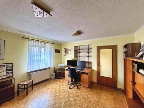 Büro im Erdgeschoss - Durchgangszimmer Richtung Flur des Anbaus - 