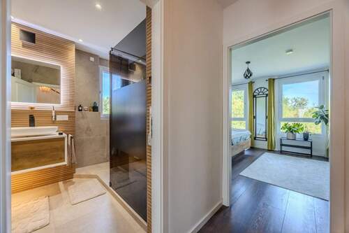 1. OG: Badezimmer/Schlafzimmer - 