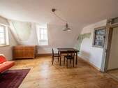 Wohnzimmer/Living Room - 3-Zi-Einliegerwohnung, alte Likörfabrik, Dachterasse, historische Altstadt