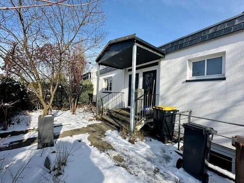 Außenansicht - Komfortables Wohnen auf einer Ebene - Doppelhaushälfte mit Teilkeller