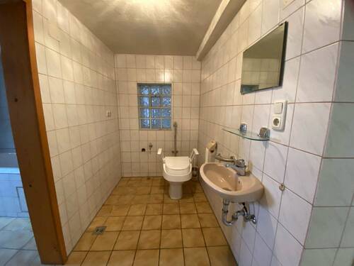 WC im Vorraum des Bades - 
