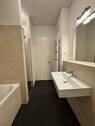 Bad mit Dusche und Badewanne - 