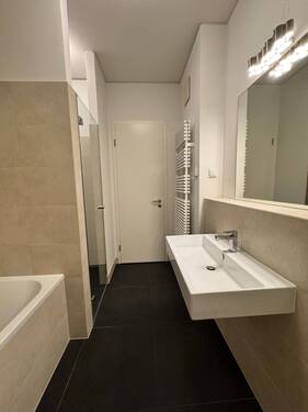 Bad mit Dusche und Badewanne - 