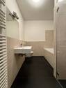 Bad mit Dusche und Badewanne - 