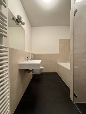 Bad mit Dusche und Badewanne - 