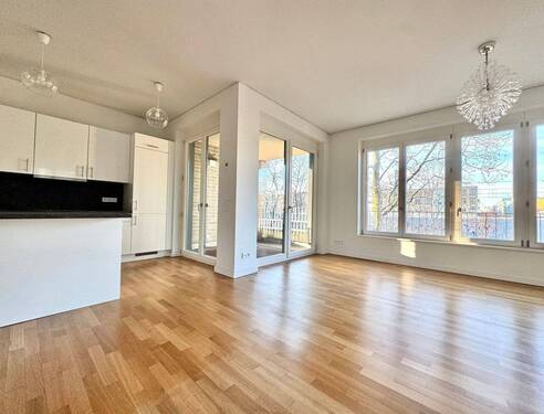 Wohnzimmer und Küche mit Zugang Balkon - 3-Zimmer-Wohnung mit idealem Grundriss und Balkon in zentraler Lage