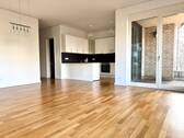 Wohnzimmer mit offener Küche - 3 Zimmer Etagenwohnung zum Kaufen in Berlin
