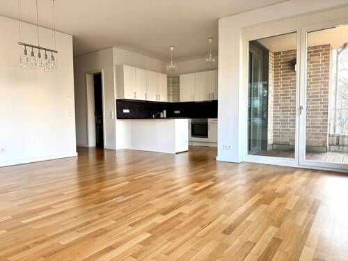 Wohnzimmer mit offener Küche - 3 Zimmer Etagenwohnung zum Kaufen in Berlin
