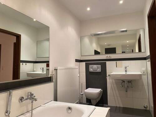 Modernes Wannen- und Duschbad-WC - 