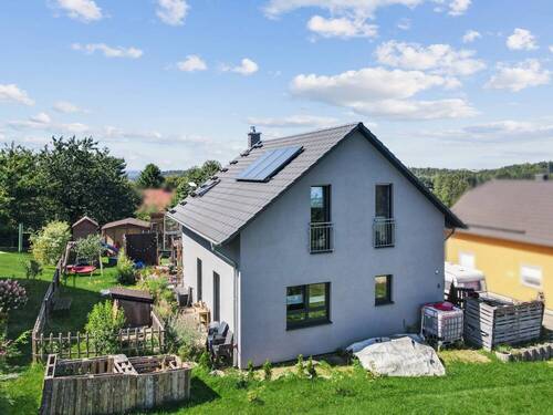 Hausansicht b - ++Sebnitz: Traumhaftes EFH (2020) mit 4 Zi., Terrasse, Garage & wildromantischem 634 m2 Grundstück++