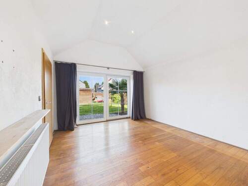 Schlafzimmer mit Austritt in den Garten - 