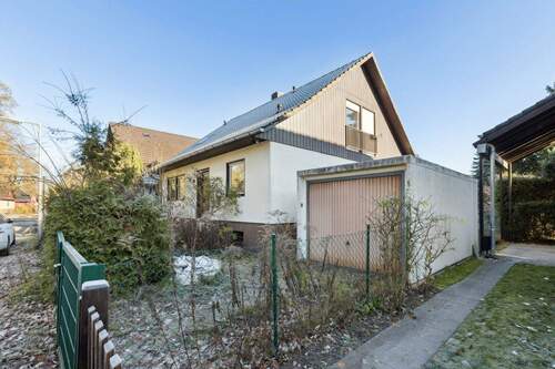 Hausansicht und Garage - 