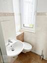 Tageslichtbad mit Dusche, Waschtisch, Toilette und Handtuchheizkörper - 