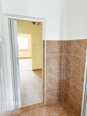 Tageslichtbad mit Blick Richtung Flurbereich - 