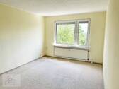 Wohnzimmer - ***WOHNUNG & GARAGE - IHR NEUES PROJEKT MIT WEITBLICK*** Gemütliche Eigentumswohnung mit viel Potenzial und eigener Garage