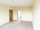 Wohnzimmer mit Blick Richtung Schlafzimmer und Flurbereich - Etagenwohnung mit 57,00 m&sup2; in Zeithain zum Kaufen