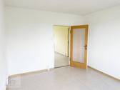 Schlafzimmer mit Blick Richtung Wohnzimmer - 