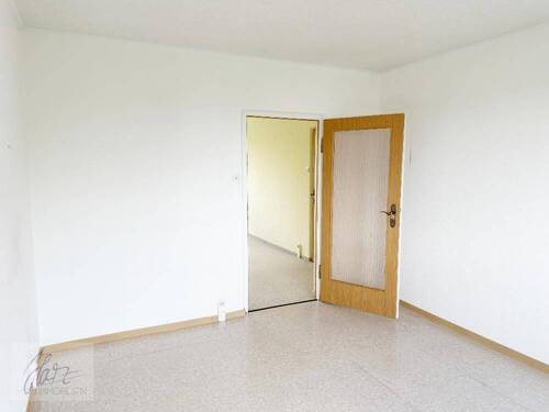 Schlafzimmer mit Blick Richtung Wohnzimmer - 