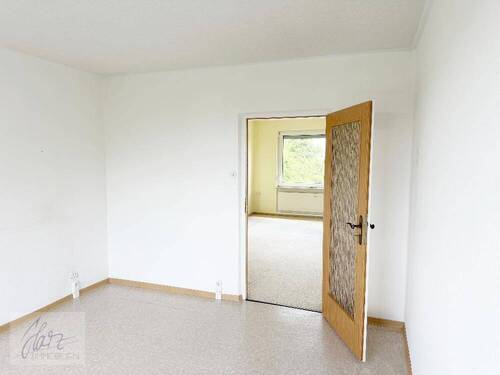 Schlafzimmer mit Blick Richtung Wohnzimmer - 