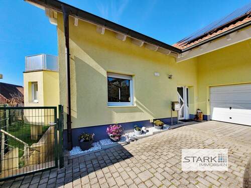 A Eingang und Garage.jpg - 7 Zimmer Mehrfamilienhaus, Wohnhaus zum Kaufen in Großrinderfeld