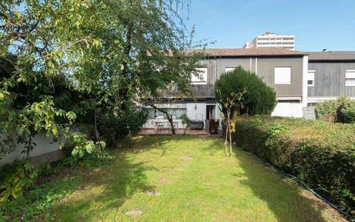 100_Gartenansicht.jpg - Geräumiges Familienhaus mit 6 Zimmern in Neu-Isenburg